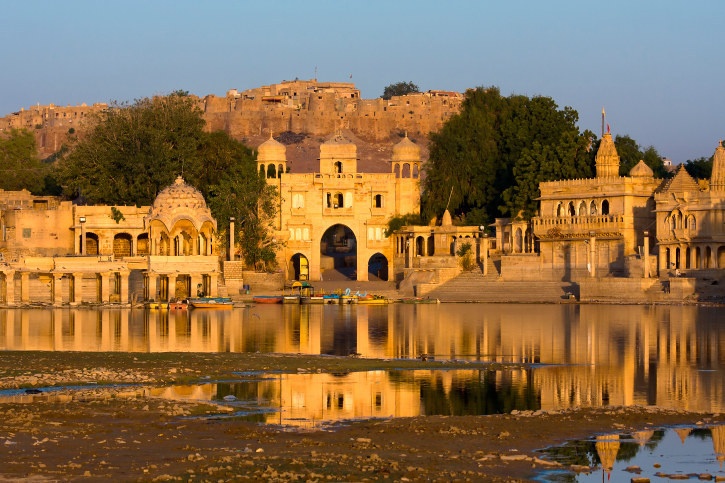 6. Ấn Độ: Đây là một đất nước xinh đẹp và không cần nhiều tiền để khám phá. Một đĩa đồ ăn đơn giản gồm cơm và dhal chỉ có giá 60 xu. Du khách còn có thể lên tàu đi du lịch trong vài ngày với giá vài USD.