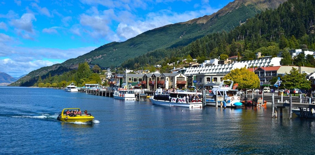 Queenstown, New Zealand: Thị trấn miền nam New Zealand này độc đáo ở chỗ, nó pha trộn cả nhịp sống chậm rãi, phong cảnh hữu tình lẫn cuộc sống kiểu thành thị. Vào mùa đông, nơi đây trở thành điểm trượt tuyết nổi tiếng.