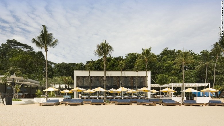 10. Các quán bar bên bãi biển: Tanjong Beach Club là một trong những quán bar nổi tiếng nhất thế giới với không khí vô cùng sôi động.