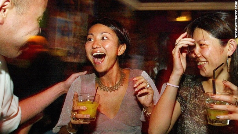 11. Từ đệm độc đáo: Từ đệm “lah” thường được chêm vào cuối câu nói tiếng Anh ở Singapore, vừa có nghĩa phủ định, vừa có nghĩa nhấn mạnh ý nghĩa muốn truyền tải. Tiếng Anh ở Singapore được gọi vui là Singlish, đây là thứ ngôn ngữ được pha tạp từ nhiều loại ngôn ngữ khác nhau một cách độc đáo.