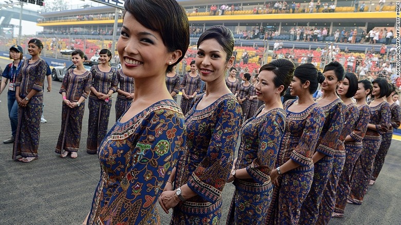 12. Đồng phục tuyệt đẹp: Đồng phục của tiếp viên hãng hàng không Singapore Airlines gần như giữ nguyên kiểu dáng do nhà thiết kế người Paris Pierre Balmain thực hiện từ năm 1968 và minh chứng được vẻ đẹp vượt thời gian.