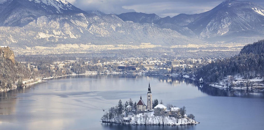 Bled, Slovenia: Nhìn từ xa, hòn đảo nằm ở dãy Alps gần nước Áo này như lâu đài xinh đẹp của cô bé Lọ Lem trong truyện cổ tích. Lâu đài Bled được xây dựng từ năm 1011, giờ đây đã là một viện bảo tàng, một nhà hàng và một hầm rượu nhìn ra hồ tuyệt đẹp.