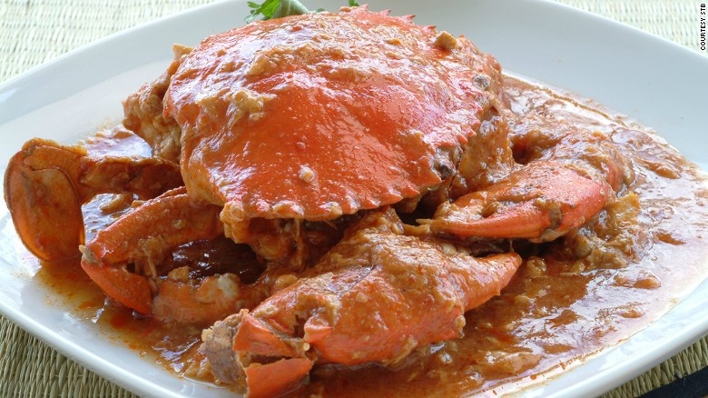 5. Món cua ngon nhất thế giới: Món cua xốt ớt ở Singapore được đầu bếp Cher Yaw Tian và chồng bà là Lim Choon Ngee sáng tạo năm 1950. Món cua này được coi là không có đối thủ và được CN Traveler bình chọn vào top 50 món ăn ngon nhất thế giới.