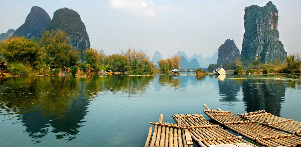 Quế Lâm, Trung Quốc: Nằm bên bờ sông Li Giang, thị trấn Quế Lâm có từ thời nhà Hán năm 221 trước Công Nguyên. Ngoài vẻ đẹp như trong tranh thủy mặc, Quế Lâm còn lưu giữ được nhiều truyền thống văn hóa độc đáo như lễ hội chọi trâu.