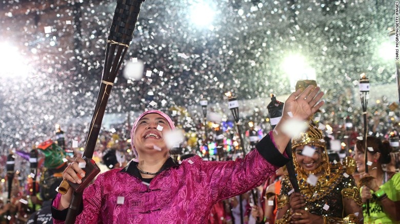 6. Triền miên lễ hội: Singapore là nước đa sắc tộc, bởi vậy các ngày lễ, kỳ nghỉ của các nước như Trung Quốc, Malaysia, Ấn Độ hay các nền văn hóa khác đều được tổ chức ở Singapore. Chingay là một trong những lễ hội độc đáo nhất nước này.