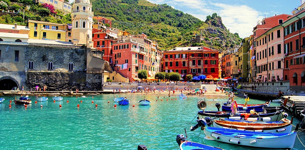 Vernazza, Italy: Những ngôi nhà như được tô chì màu tựa vào lưng núi, thị trấn vùng bắc Italy này đẹp như một bức tranh.