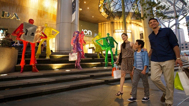 8. Thiên đường mua sắm: Nếu bạn đến Singapore vào mùa giảm giá (kéo dài 8 tuần giữa từ tháng 5 đến tháng 7), dịp giáng sinh hay Tết, hãy nhớ mang theo thật nhiều tiền mặt và một chiếc vali rỗng để chứa đồ.