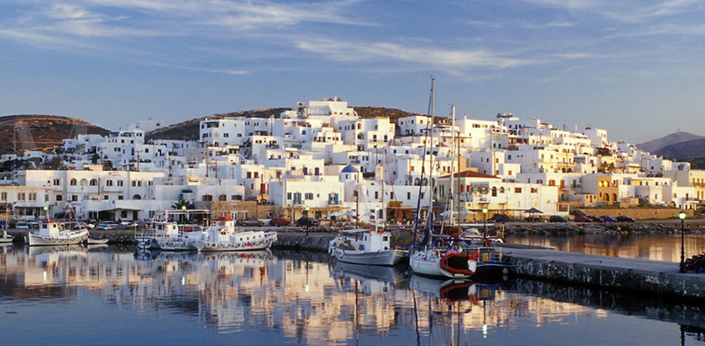 Paros, Hy Lạp: Hòn đảo ít người biết đến này nằm giữa between Mykonos và Santorini. Những ngôi nhà sơn trắng soi bóng dưới mặt biển trong vắt.