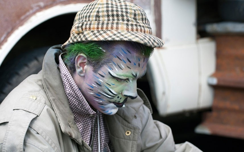 Lễ hội mèo Kattenstoet, Ypres: Lễ hội diễn ra vào tháng 5 hằng năm kể từ năm 1955 ở thị trấn Ypres, Bỉ, thu hút khoảng 8.000 người tham gia. Lễ hội nhằm tưởng niệm truyền thống có từ thời trung cổ, khi những chú mèo bị ném từ tháp chuông xuống quảng trường. Ngày nay, lũ mèo may mắn hơn vì được ném từ tháp chuông xuống vòng tay của những người yêu mèo đứng chờ hân hoan ở dưới.