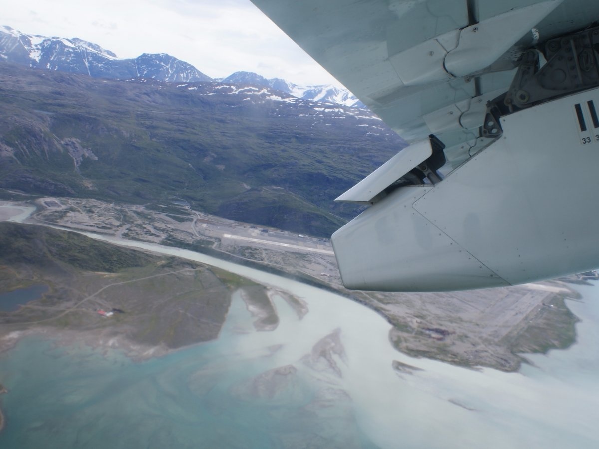 Đường băng đầy gió và băng trôi: Sân bay Narsaruaq, Greenland được bao quanh bởi những con vịnh hẹp. Bởi vậy, lúc nào gió cũng thổi mạnh khiến việc cất cánh và hạ cánh trở nên rất khó khăn và chỉ có thể thực hiện được vào ban ngày. Phi công phải thực hiện những khúc ngoặt 90 độ, cực kỳ khó nhằn khi có gió to, chưa kể phải tránh những tảng băng trôi.