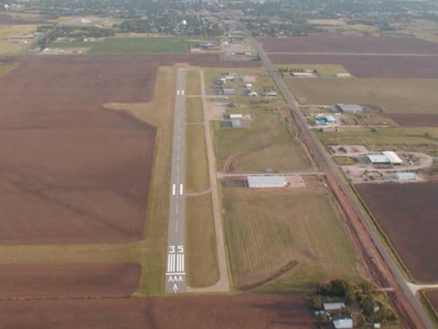 Đường băng siêu cao: Đường băng ở sân bay Qamdo Bamda, Tây Tạng có độ cao 4.334 m so với mực nước biển. Không khí loãng khiến việc hạ cánh trở nên vô cùng khó khăn. Đường băng này còn dài nhất thế giới với chiều dài lên tới 5,5 km.