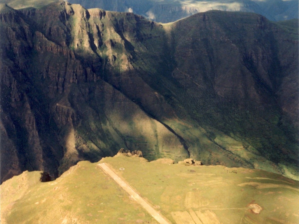 Đường băng ở Matekane Air Strip, Lesotho, châu Phi chỉ dài 396 m, với một đầu nằm sát bên mép vực. Nhiều máy bay không kịp cất cánh khỏi đường băng nhưng vẫn bay lên được sau khi lao xuống mép vực.