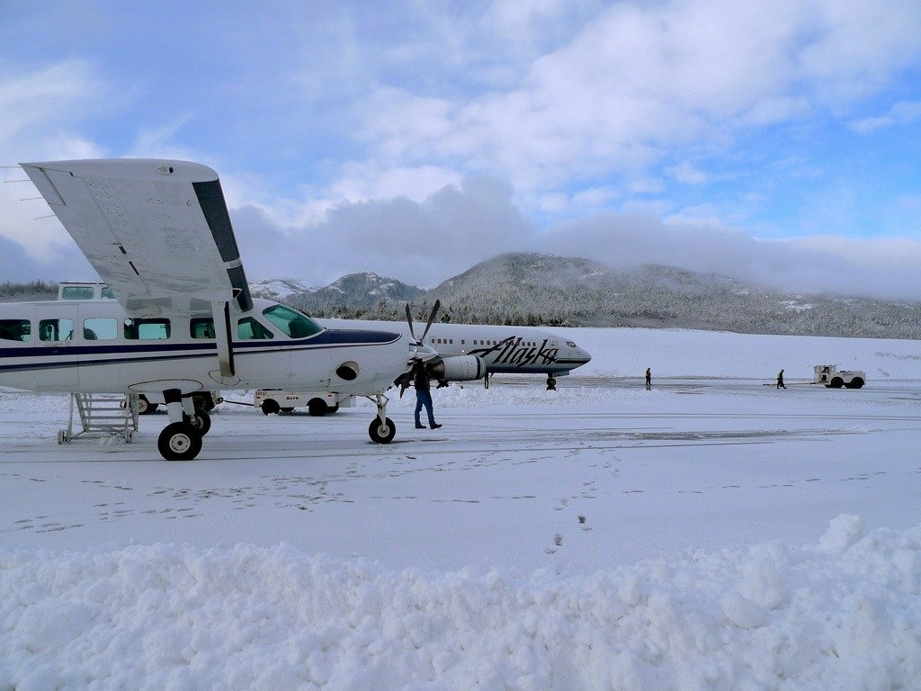Đường băng mưa gió: Đường băng siêu ngắn ở sân bay quốc tế  Ketchikan, Alaska hứng chịu lượng mưa từ 127 – 482 cm mỗi năm cùng thời tiết giá lạnh do gần những dãy núi và biển cùng những đợt gió cực mạnh. 