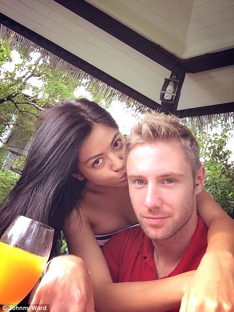 Johnny chia sẻ: “Khoảng 2/3 thời gian tôi đi du lịch một mình, còn lại là với bạn bè, độc giả, gia đình và bạn gái. Chúng tôi vừa ở Seychelles trong 2 tuần để kỷ niệm nước thứ 150 chúng tôi từng đến trong số 193 nước theo kế hoạch. Trong 3 năm qua, tôi kiếm từ 6.000 – 40.000 bảng Anh/tháng, trung bình 600 bảng Anh/ngày”.