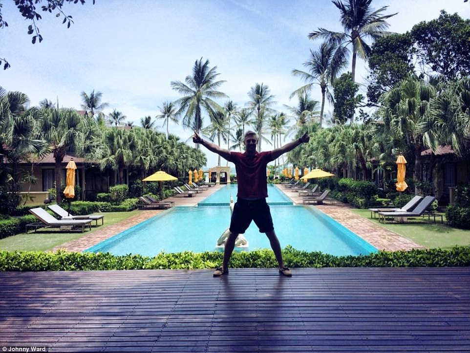 Sau khi kiếm được hàng ngàn USD mỗi tháng, anh bắt đầu mở chi nhánh và cuối cùng thành lập một công ty điện tử truyền thông và thuê 12 nhân viên làm việc online.