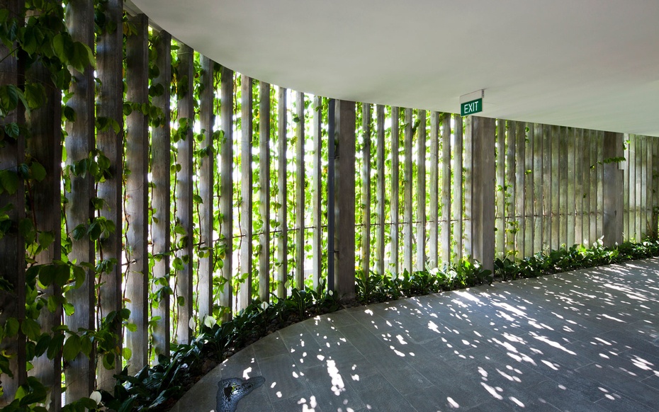 Mặt tiền của Naman Retreat là “vườn treo Babylon” gồm các loại cây bản địa và nho, khiến khu nghỉ dưỡng được ngăn cách với đường phố và tăng cường sự riêng tư cho du khách.