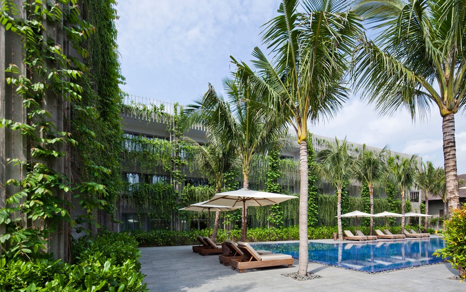 Khi hoàn thiện, Naman Retreat sẽ có các dịch vụ spa, chăm sóc sức khỏe, những bungalows và biệt thự bên bãi biển phát triển song song cùng khách sạn hiện tại.