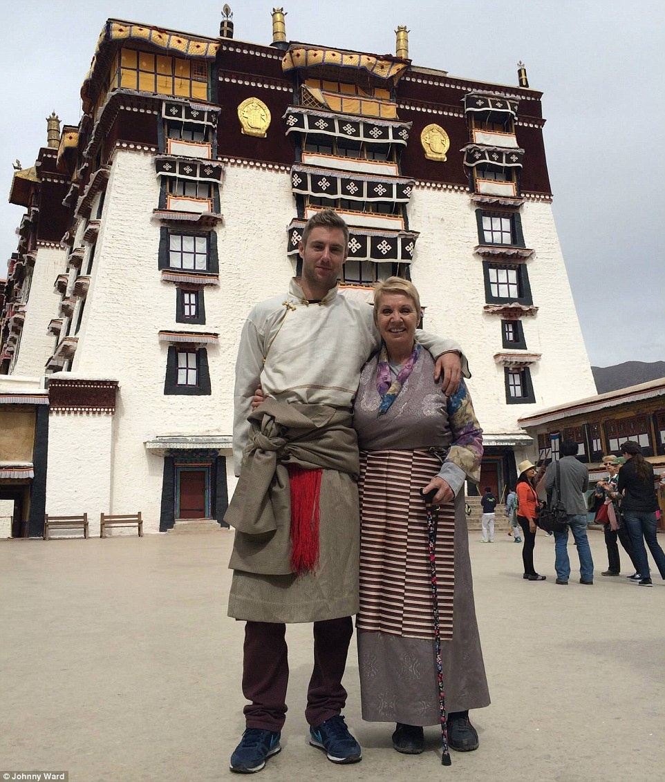 Johnny Ward đi du lịch qua 152 nước và kiếm được hàng triệu USD trong 3 năm qua. Mẹ anh là một người mẹ đơn thân, vì vậy anh quyết định không để tiền nong cản trở anh đi du lịch thế giới.