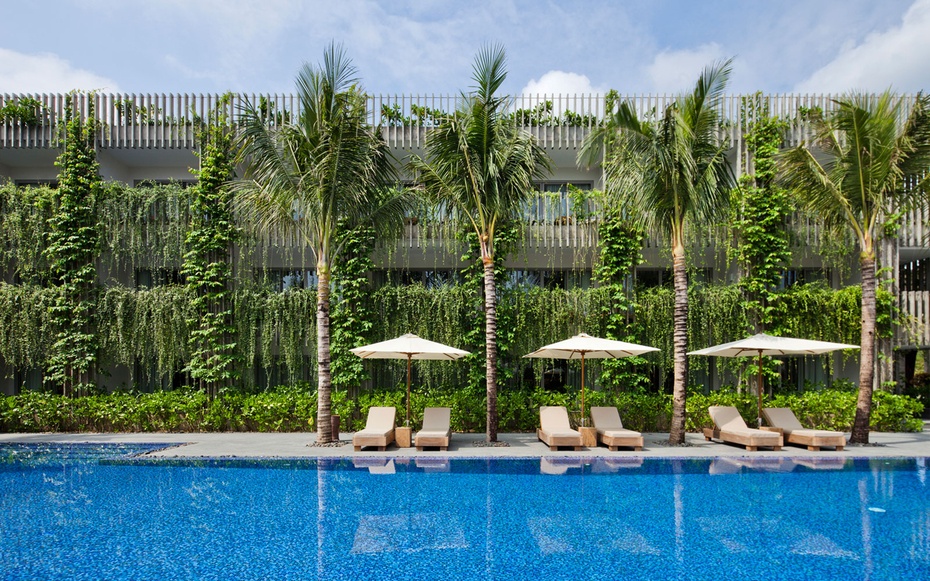 Bức tường xanh này được trồng dọc ban công và hành lang của 3 tầng khách sạn với 32 phòng, bao gồm cả những bức tường quanh bể bơi.