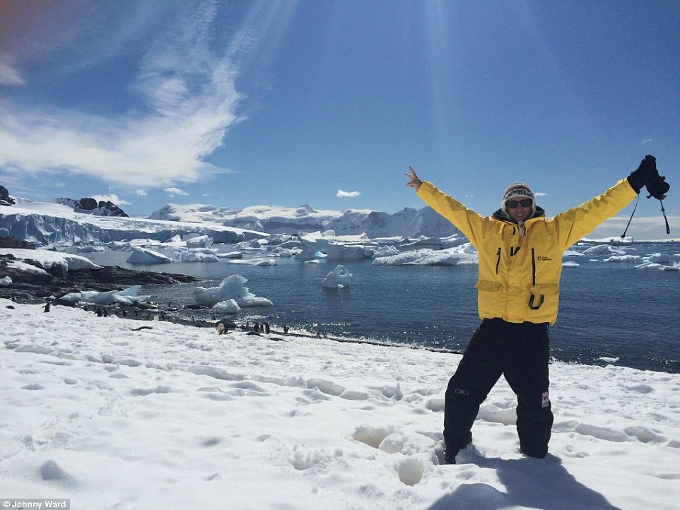 Johnny bắt đầu sự nghiệp blogging năm 2012, anh quản lý blog cho các công ty, làm SEO và hỗ trợ về mạng xã hội. Năm ngoái, công việc trở nên bận rộn, Johnny thuê 12 người làm việc online. Anh không mở văn phòng, không quy định về giờ làm việc mà chỉ giao khoán việc cho từng người.