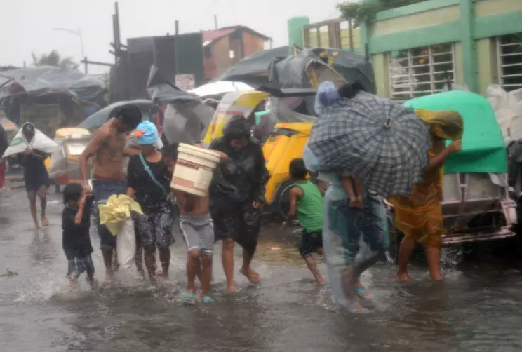 Không tìm hiểu trước về thời tiết: Đa số mọi người thường nhầm tưởng rằng cả đất nước Philippines có chung tình hình thời tiết. Thực tế thì không đơn giản như thế. Philippines có 4 khu vực thời tiết. Du khách nên tìm hiểu tình hình thời tiết cẩn thận trước khi chọn nơi đến. Thủ đô Manila của Philippines có mùa mưa cao điểm từ tháng 7 đến tháng 9. Tuy nhiên, ở nhiều vùng khác hoàn toàn khô ráo vào thời gian này. Các cơn bão ở Philippines có thể xảy ra ngay cả trước hoặc sau mùa bão, thời điểm từ tháng 6 – tháng 12.