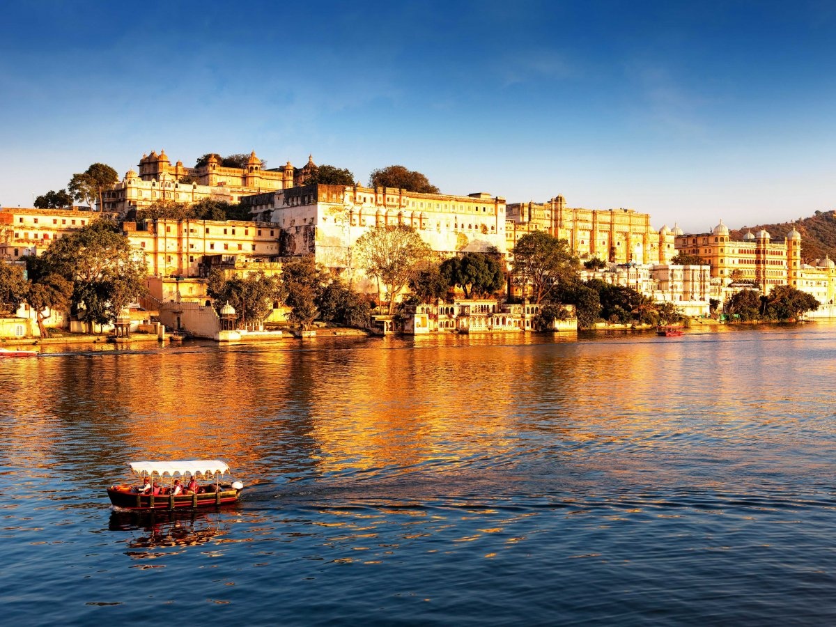 Cung điện thành phố Udaipur là một quần thể gồm 11 cung điện tráng lệ với những khu vườn, cổng chào, sân bãi, hành lang… nằm bên hồ Pichola.