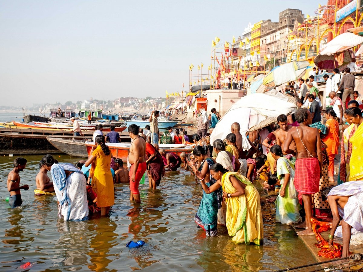 Varanasi là một thành phố bên bờ sông Hằng, đây là nơi linh thiêng với người Hindu, người theo đạo Phật và đạo Jains và cùng tắm trên dòng sông này.