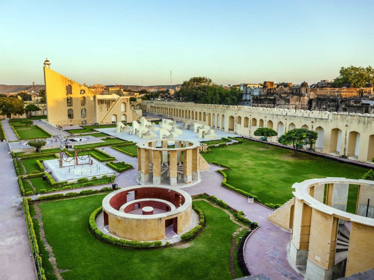 Jantar Mantar là đài quan sát thiên văn được xây dựng đầu những năm 1700 ở Jaipur. Đây là đài thiên văn cổ được bảo tồn tốt nhất tại Ấn Độ.