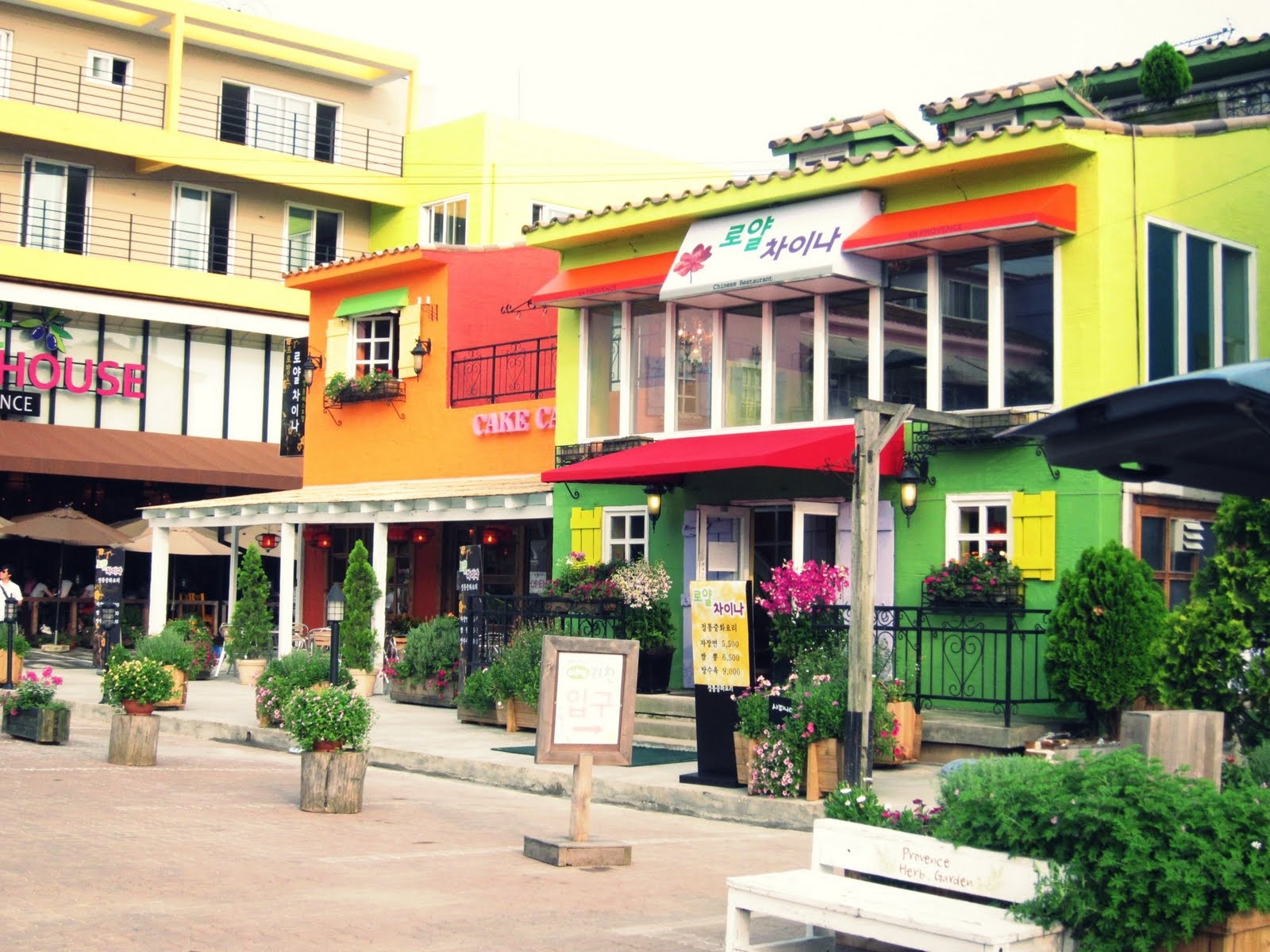 Provence Village: Trong tập 16, Do Min-jun ngất xỉu sau khi Cheon Song-yi hôn. Cực chẳng đã, Cheon Song-yi phải lái xe đưa anh về nhà. Hậu cảnh trong phân đoạn này thay đổi từ Petite France, Gapyeong đến Provence Village ở Paju. Cũng như Petite France, Provence Village có những tòa nhà phong cách Pháp đặc trưng. Ban đầu là một nhà hàng kiểu Pháp được mở năm 1996, các nhà hàng, cửa hàng thời trang, quán cà phê được xây dựng theo kiến trúc tương tự, tạo thành ngôi làng độc đáo như ngày nay. Ảnh: Wordpress.