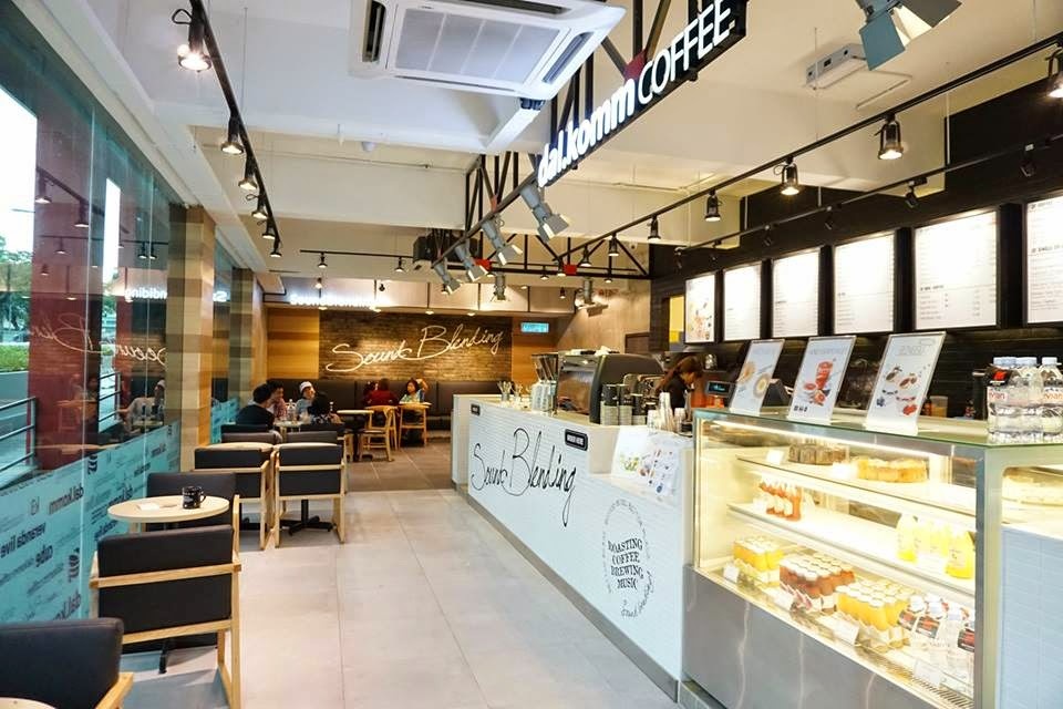 Quán cà phê Dal.koom: Luật sư Jang đọc một bài báo về thiên thạch ở quán cà phê Dal.koom, tên quán theo tiếng Hàn nghĩa là ngọt ngào. Quán này từng tổ chức nhiều sự kiện và được chọn làm bối cảnh của nhiều bộ phim tình cảm lãng mạn. Chuỗi cà phê Dal.koom hiện có 50 quán ở Gangnam, Apgujeong, Daehangno, và Time Square. Cảnh trong phim được quay ở chi nhánh Geopo, Gimpo. Ảnh: Blogspot.