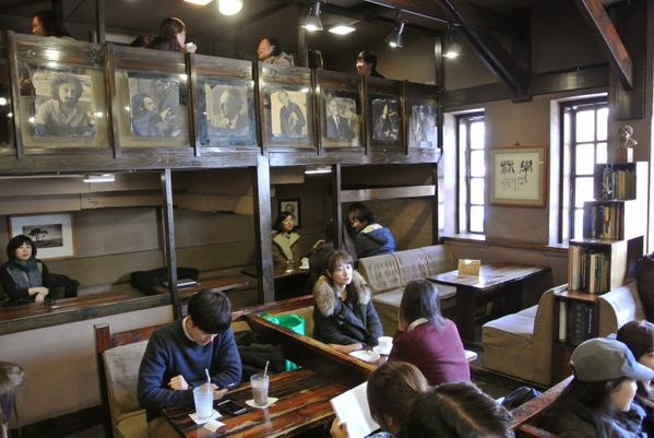 Quán Hangnim Dabang: Trong tập 8, giáo sư Do và luật sư Jang chơi cờ janggi tại một quán cà phê có tên Hangnim Dabang. Quán này có từ năm 1956. Khi mới mở, quán là điểm hẹn hò nổi tiếng của sinh viên trường đại học quốc gia Seoul cũng như các tên tuổi nổi tiếng ở các lĩnh vực âm nhạc, nghệ thuật kịch, văn học…  Bàn ghế trong quán vẫn giữ nguyên phong cách thời xưa. Ngoài trà và cà phê, quán còn nổi tiếng với món bánh kem do quán tự làm. Quán này còn được chọn làm bối cảnh quay 2 bộ phim nổi tiếng khác là The Heirs (Người thừa kế) và High Kick Through the Roof (Gia đình là số một). Ảnh: Twitter.