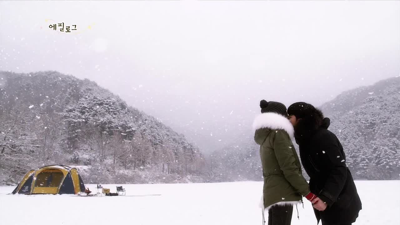 Jangam Reservoir: Trong tập 11 có cảnh tượng lãng mạn khi Cheon Song-yi và Do Min-jun bên nhau dưới trời băng tuyết. Cảnh này được quay ở Jangam Reservoir, rừng Gungmangbong Recreational Forest,  Pocheon, Gyeonggi-do. Vào mùa đông, du khách có thể đến đây cắm trại trên băng tuyết và thưởng thức phong cảnh tuyệt đẹp. Ảnh: dramarecap.