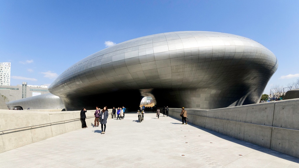 Dongdaemun Design Plaza: Trong tập 14, Cheong Song-yi vào vai một nhân vật đóng thế phải leo lên bức tường với dây dợ quanh người. Cảnh này được quay tại khu Dongdaemun nổi tiếng ở Seoul. Với hình dáng một phi thuyền không gian, Dongdaemun Design Plaza & Park (DDP) được mở ngày 21/3/2014 sau 4 năm xây dựng, với một bảo tàng, một khu thương mại và một công viên. Ảnh: skyscrapercity.