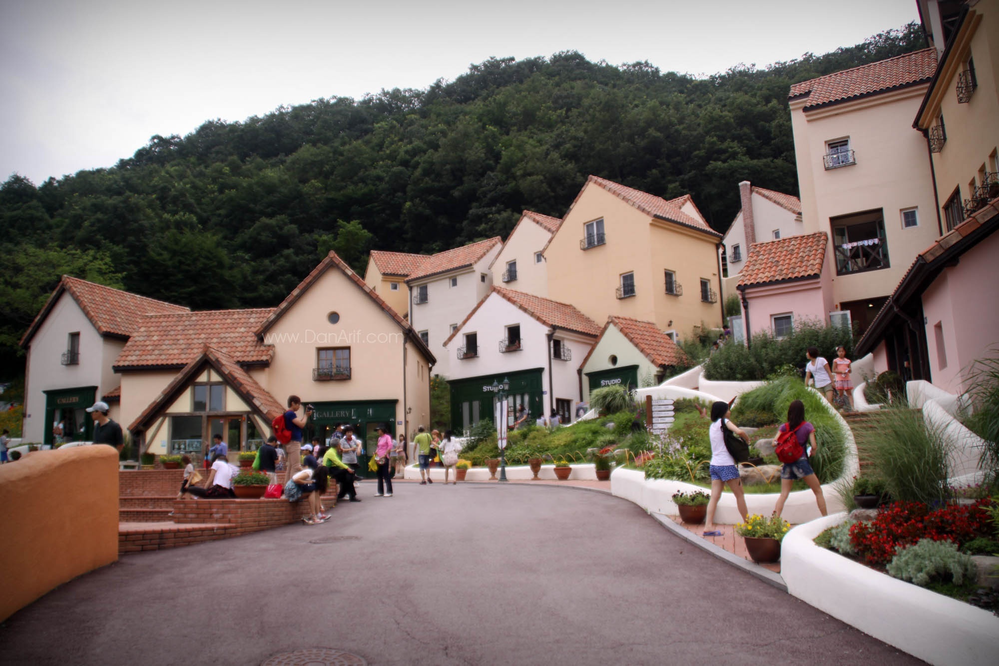 Petite France: Trong tập 15, Do Min-jun hôn Cheon Song-yi bằng cách dùng năng lực siêu nhiên. Cảnh quay lãng mạn này được thực hiện ở Petite France tại Gapyeong, Gyeonggi-do. Đây còn là bối cảnh phim của Secret Garden, Beethoven Virus, và chương trình Running Men. Ảnh: Wordpress.