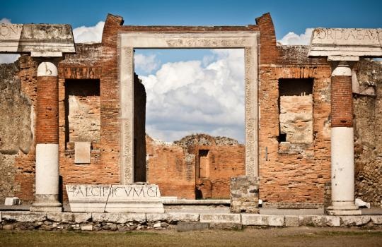 Thanh nien trom ngoi de mua iPhone hinh anh