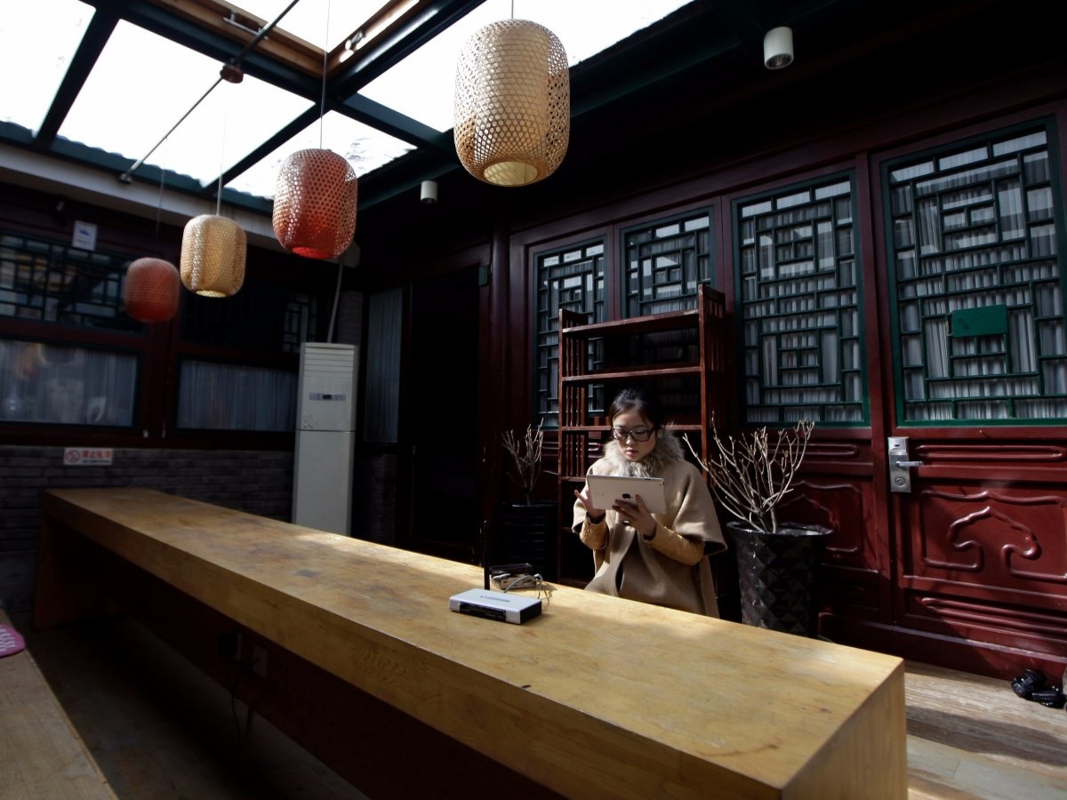 Ngoài ra, Zhuang Jing còn phải kiểm tra chất lượng Wi-Fi của khách sạn cả bên trong phòng và ngoài sảnh.