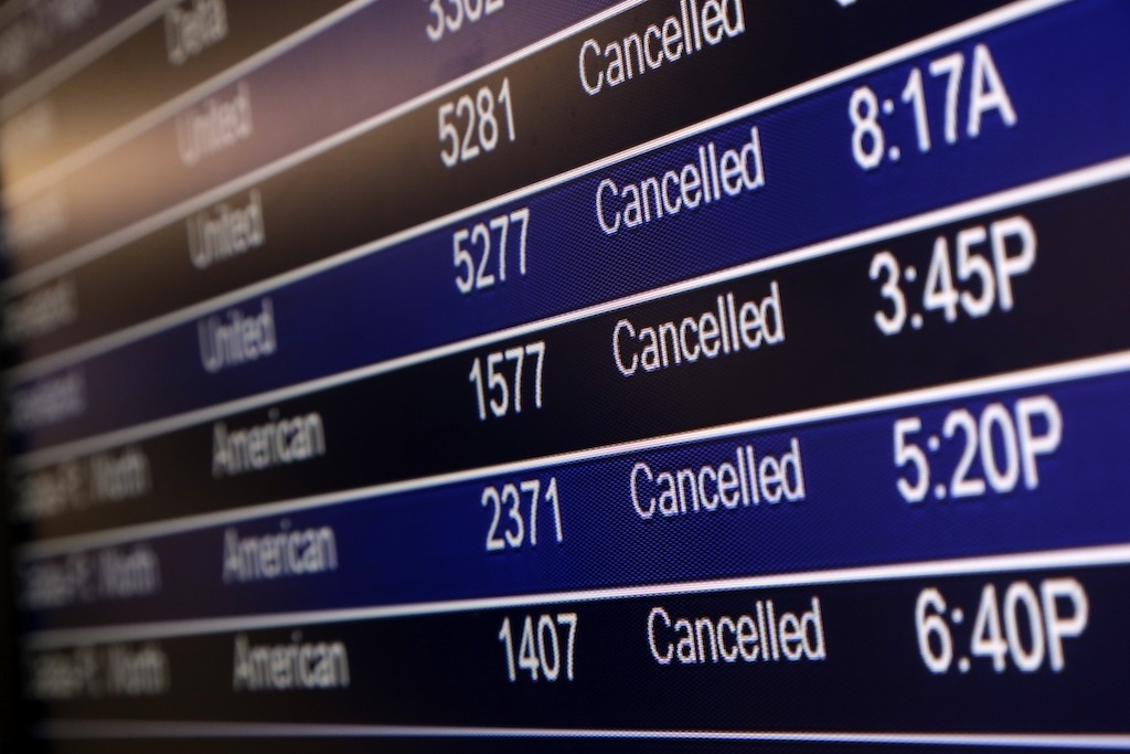 3. Nếu chuyến bay bị hủy thì việc đầu tiên nên làm là gì? Việc du khách cần làm ngay là đến quầy bán vé để chọn giải pháp. Trong lúc xếp hàng, bạn có thể gọi đến hãng hàng không để bộ phận dịch vụ khách hàng có thể trợ giúp cho bạn. Bạn cũng có thể liên hệ với hãng hàng không qua các kênh mạng xã hội như Twitter. Ảnh: Skift.