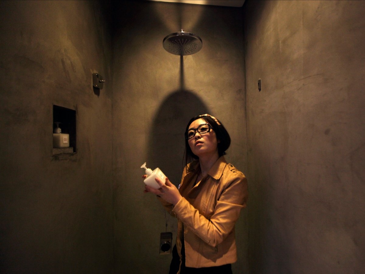 Cô còn phải kiểm tra chất lượng những sản phẩm trong phòng tắm như dầu gội, sữa tắm…