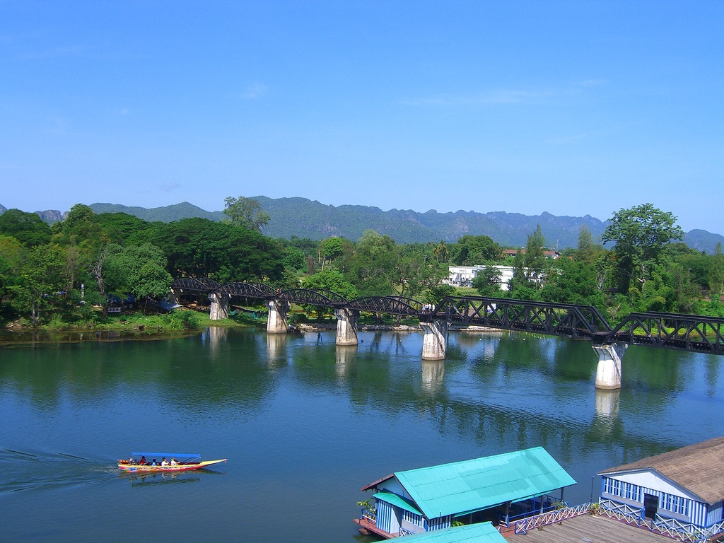 Kanchanaburi: Nằm ở phía tây Thái Lan, Kanchanaburi làm xiêu lòng du khách bởi cảnh đẹp tự nhiên, các công viên quốc gia, thác nước và đặc biệt hơn cả là cây cầu trên dòng sông Kwai nối đường sắt Thái Lan với Myanmar. Cây cầu nổi tiếng qua bộ phim “Bridge on the river Kwai” (Cầu trên sông Kwai) từng đoạt 7 giải Oscar. Theo thống kê của ngành du lịch Thái Lan, mỗi năm có hơn 16 triệu du khách đến tham quan cây cầu này.
