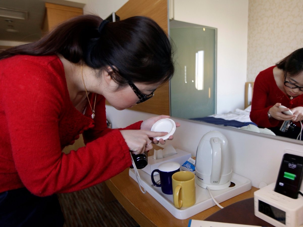 Cô kiểm tra cả các thiết bị khác như máy pha cà phê, ấm đun nước…