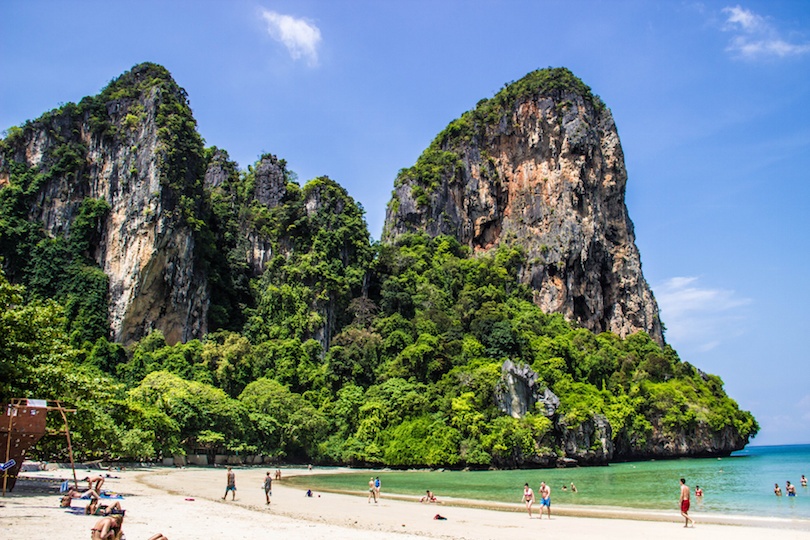 Railay: Còn được gọi là Rai Leh, đây là một bán đảo chỉ có thể ra được bằng thuyền do dãy núi đá vôi chặn con đường đi lại từ đất liền. Dãy núi này thu hút các nhà leo núi từ khắp nơi trên thế giới. Tuy nhiên, Railay lại nổi tiếng vì những bãi biển tuyệt đẹp và không gian yên tĩnh đầy thư giãn. Nơi đây có nhiều khu nghỉ dưỡng kiểu bungalow hòa mình với thiên nhiên.