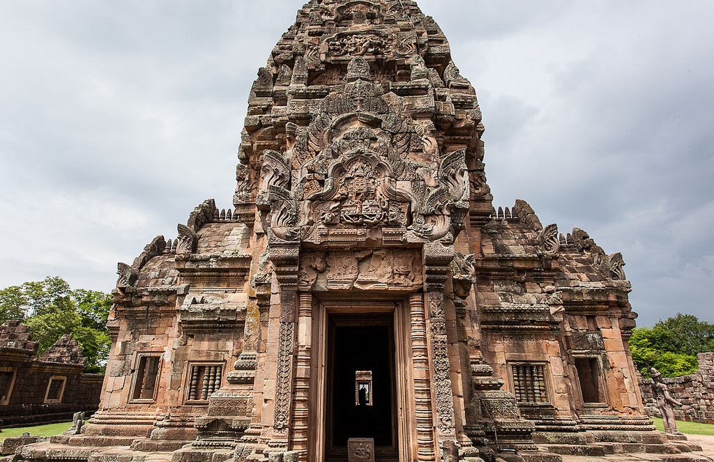 Phanom Rung: Nằm trên ngọn núi  lửa ở đông bắc Thái Lan, Phanom Rung là quần thể đền Hindu với kiến trúc độc đáo. Khu đền nằm gần làng Nang Rong, được xây dựng từ thời văn hóa Khmer giữa thế kỷ 10-13 để thờ thần Shiva. Đền được xây bằng sa thạch và đá ong.
