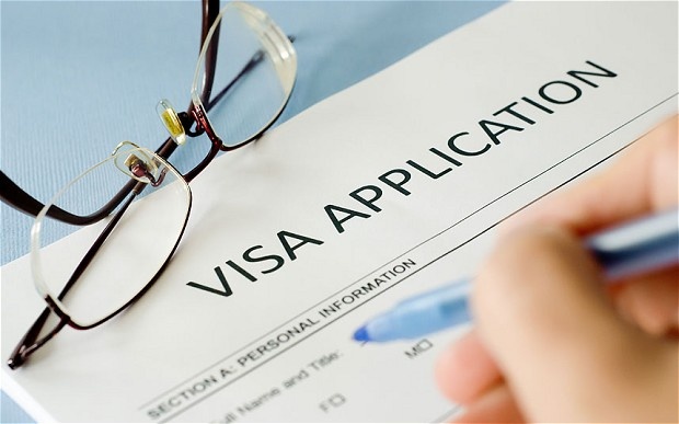 5. Làm thế nào để xin visa? Trước khi xin visa, bạn nên tìm hiểu về quy định visa của nước đến, ví dụ như nước đó có yêu cầu visa hay không, visa thường được cấp trong thời hạn bao lâu, yêu cầu cụ thể khi xin visa là gì… Bạn cũng có thể gọi điện đến lãnh sự quán hoặc đặt lịch hẹn để được hướng dẫn về việc nộp hồ sơ qua bưu điện hay phải đến trực tiếp. Phí xin visa cũng khác nhau tùy theo từng nước. Một số nước có nhiều lãnh sự quán, phụ trách theo từng vùng địa lý. Vì vậy bạn nên xác định đúng lãnh sự quán mình cần đến. Ảnh: lhcp.