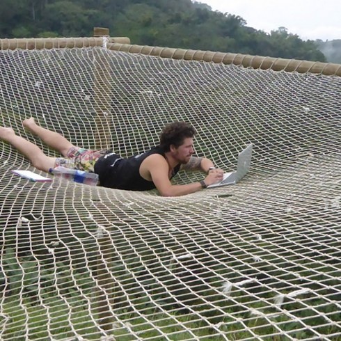 11. Tra cứu thông tin: “Tôi không bao giờ đi đâu mà không dành ít nhất 10 phút lướt web để tìm hiểu nơi đến một cách tiết kiệm. Thường thì tôi tham khảo các blog du lịch hay các nhóm Couchsurfing (ở nhờ). Đây là những chỗ rất tuyệt để hỏi các loại câu hỏi và có thông tin cập nhật nhất. Tôi còn thường xuyên xem diễn đàn du lịch Lonely Planet Thorntree nữa”, Hatton tiết lộ.