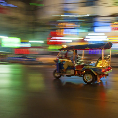 12. Phương tiện đi lại: Ở Đông Nam Á, các tài xế taxi và tuk-tuk thường tìm cách lừa khách du lịch. Bạn nên tìm hiểu kỹ giá cả từng chặng trước khi đi. Bằng cách này, sẽ không ai “chặt chém” được bạn. “Dù đi bất cứ đâu, tôi luôn tra giá taxi hiện tại trên trang Wiki Travel, họ thường có giá chính xác cho thời điểm hiện tại, hoặc bạn có thể tham khảo trên các diễn đàn du lịch”.