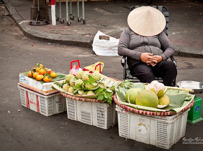 1. Đi bộ thay vì taxi: Một trong những kinh nghiệm để đời của Hatton là không vội vàng. “Tôi nhận ra rằng khi nào tôi vội quá, tôi sẽ chi tiền để đến nơi nhanh hơn. Hãy chậm lại và thư giãn, đừng chi tiền cho taxi, hãy đi bộ ở mọi nơi, bạn sẽ tiết kiệm được khá nhanh đấy”, anh chia sẻ.