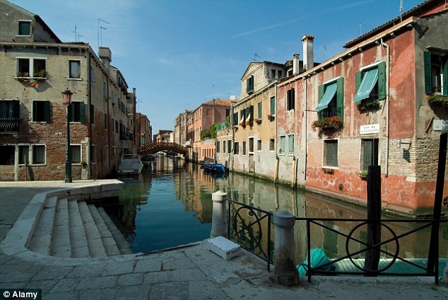 Venice, Rome và Florence là các thành phố ở Italy từng chứng kiến nhiều hành vi xấu xí của khách du lịch.