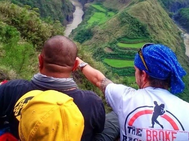 4. Ở nhờ: Trong thời gian ở Đông Nam Á, Hatton chỉ trả tiền ở khoảng chục lần. Ngoài ra, anh ở nhờ 4-5 ngày/tuần. Anh tiết lộ: “Thái Lan là nước ở nhờ dễ nhất, vì mọi người đều nói được tiếng Anh nên rất đơn giản”. Tuy nhiên, Lào lại là nước yêu thích của Hatton. “Tôi ở với một anh tên là Guy, anh ấy đưa tôi đến nơi tắm hơi đun bằng gỗ, rồi uống bia bên bờ sông. Vào buổi tối, chúng tôi xem phim Người dơi trên chiếc tivi cũ kỹ của anh và đùa với 2 con chó săn thỏ. Được mời đến nhà và được đối xử như một người bạn thực sự là một trải nghiệm đáng nhớ”.