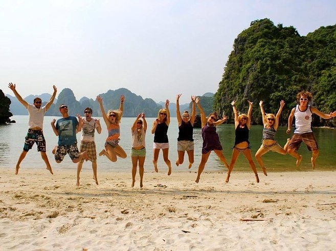 6. Thuê nhà nghỉ nếu cần: Khi không thể cắm trại hoặc ở nhờ, Hatton thường đến các nhà nghỉ và nhà khách. Nơi yêu thích nhất của anh là Hanoi Backpackers Hostel ở Việt Nam do “họ có bia miễn phí uống tùy thích trong một giờ mỗi buổi tối, điều này sẽ giúp bạn tiết kiệm kha khá tiền đồ uống”. Ngoài ra, nhà nghỉ Mad Monkey ở Campuchia và Aqaurious Inn ở Inle Lake, Myanmar cũng là chỗ nghỉ mà Hatton ưng ý.