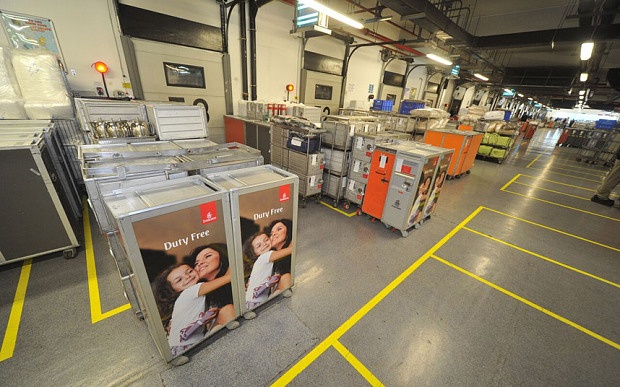 Về việc xử lý rác thải, các loại hộp nhựa, giấy nhôm, dầu có thể tái chế, còn thức ăn thừa được đổ bỏ.